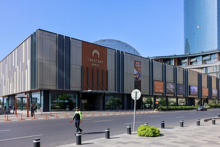 “Cresent Mall”da reklam qaydaları pozuntusu aşkarlansa da məhkəmə cəza vermədi