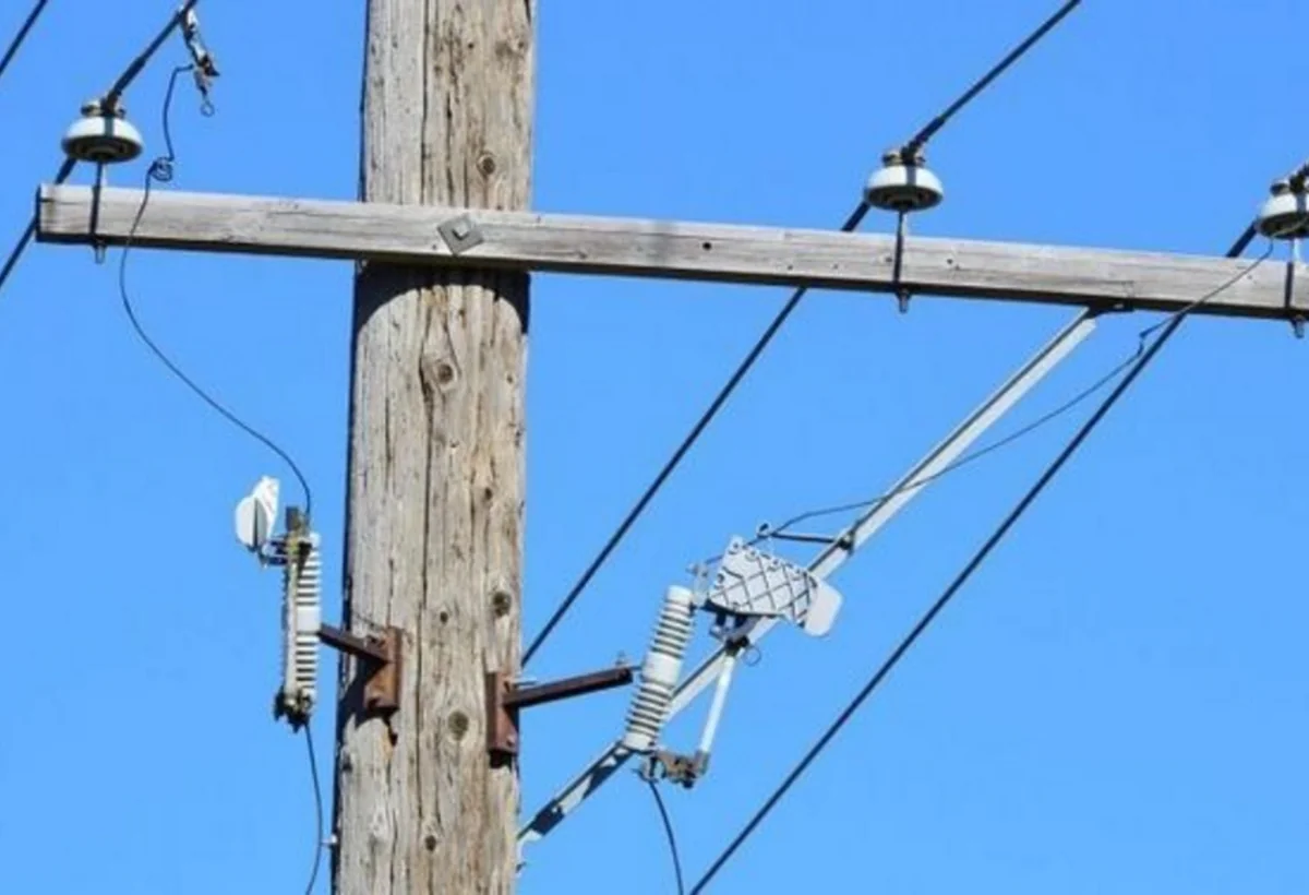 Mərcləşib dirəyə çıxan məktəblini cərəyan vurdu