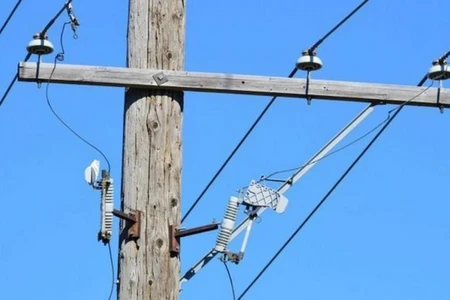 Mərcləşib dirəyə çıxan məktəblini cərəyan vurdu