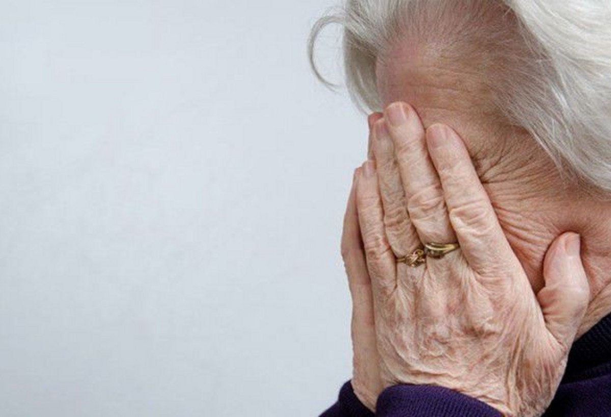 Baxıcı xəstə qadını döyüb, sürüyürmüş - KAMERA ÇƏKİB