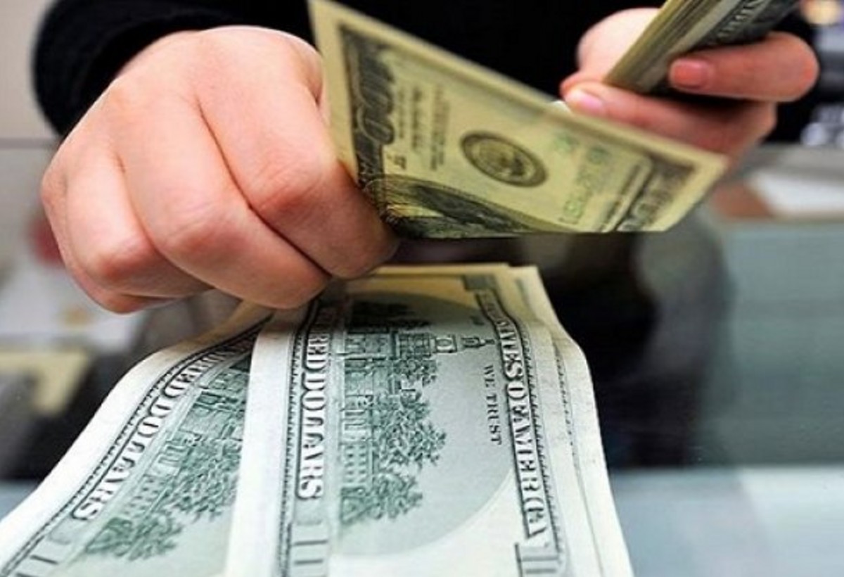 Usta işlədiyi evdən dollarları oğurlayıb yerinə saxtasını qoydu