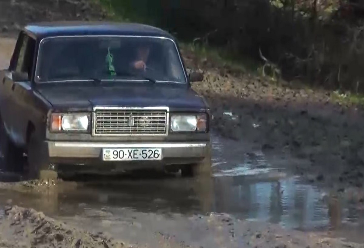 Kənd sakinləri vergidən yayındıqları üçün yolları keçilməz qalıb - VİDEO