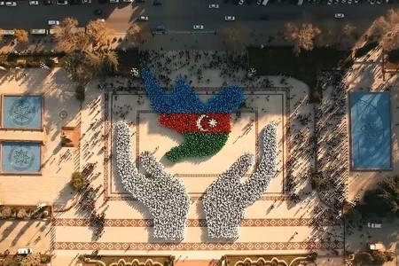 Gəncədə “Dəmir yumruq və Sülh” nəhəng fləşmobla göstərilib - VİDEO