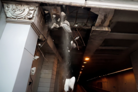 Bakıda tuneldə TƏHLÜKƏ: Daşlar maşının üstünə töküldü - VİDEO