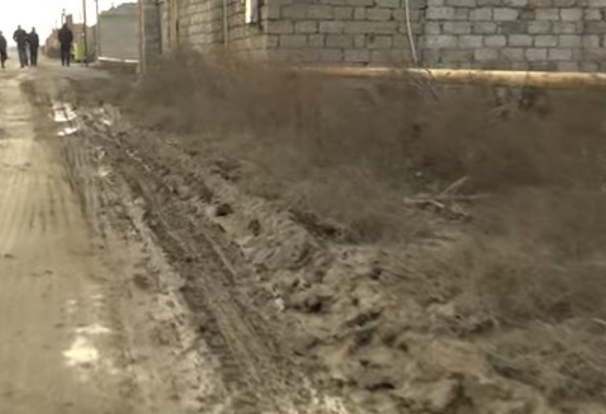 Bakının rayonunda uşaqlar məktəbə palçığın içində gedib-gəlirlər - VİDEO