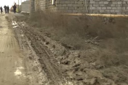 Bakının rayonunda uşaqlar məktəbə palçığın içində gedib-gəlirlər - VİDEO