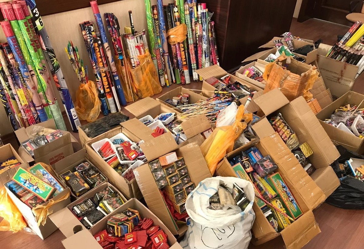 Səs və işıq effekti yaradan pirotexniki vasitə satanlar saxlanıldı