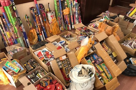 Səs və işıq effekti yaradan pirotexniki vasitə satanlar saxlanıldı