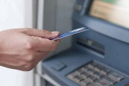 Bankomatdan pul oğurlayıb qonşulara xərclədi