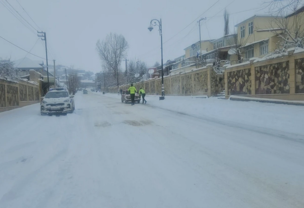 Polis hava şəraiti ilə əlaqədar gücləndirilmiş rejimdə xidmət aparır - FOTO