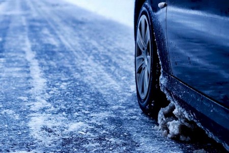 Yollar buz bağladı, maşınlar yolda qaldı - VİDEO