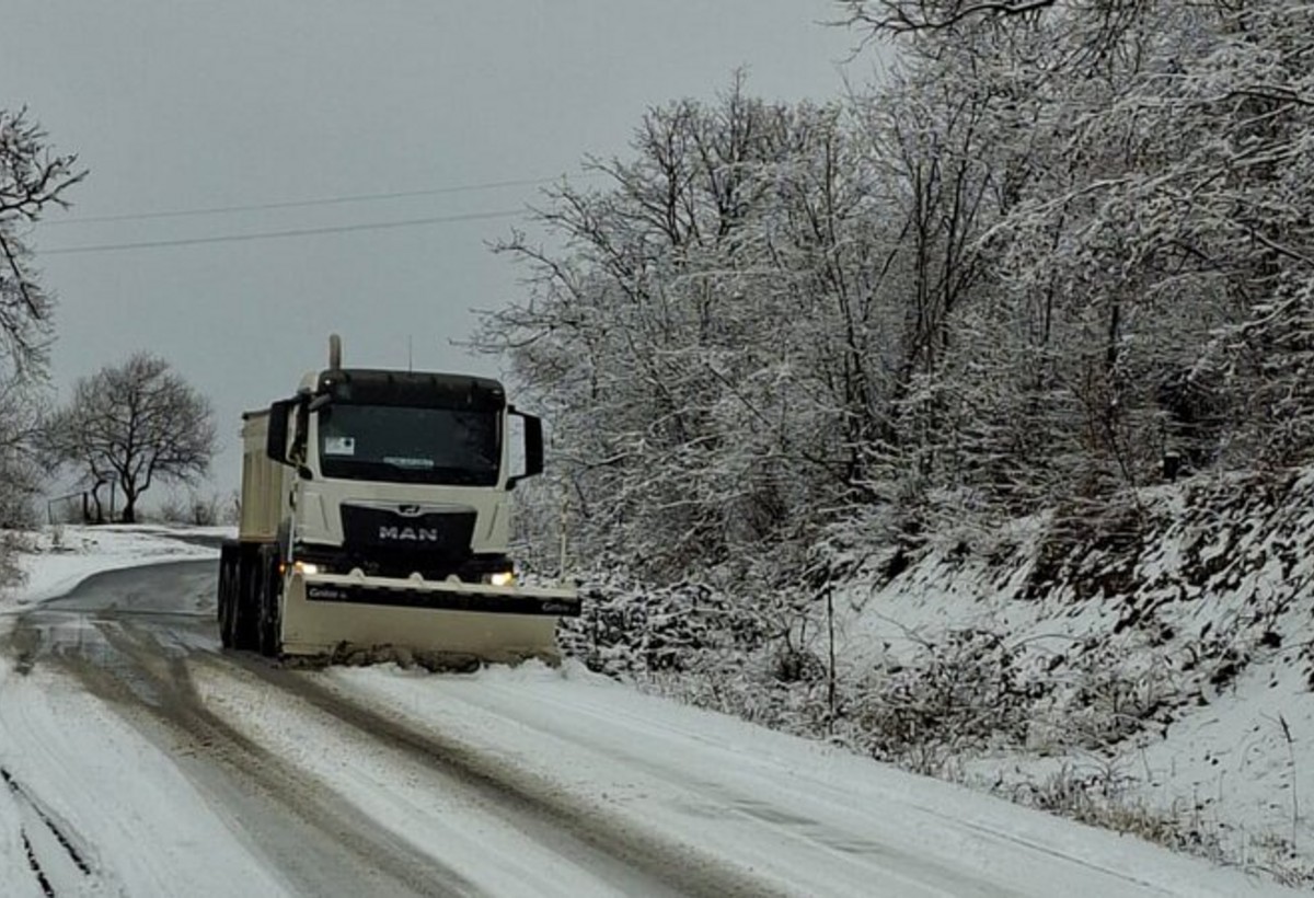 Ağdərədə yollar xüsusi texnikalarla təmizlənir - FOTO