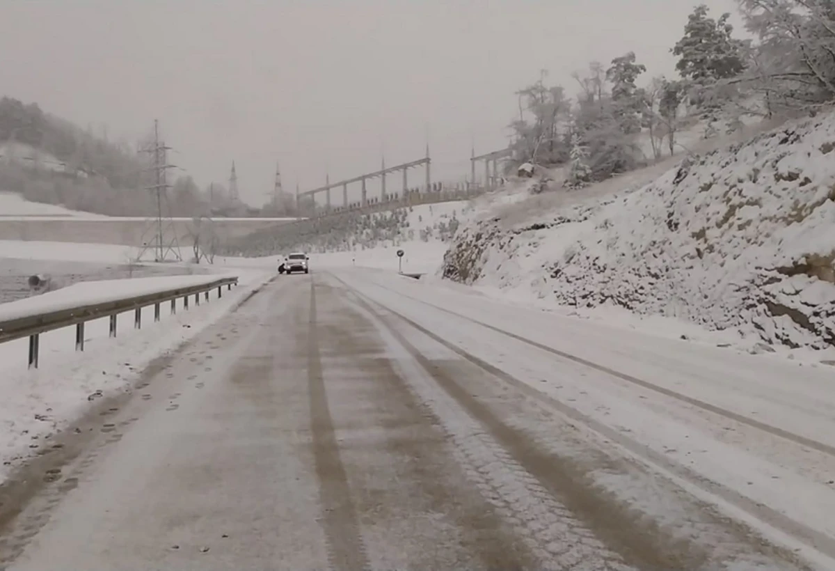 Buzlu yolda qaldı, FHN müdaxilə elədi