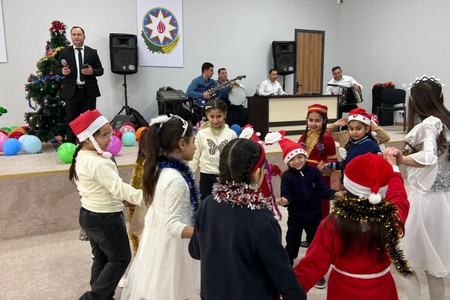 Həyat qayıdan Horovlunun məktəbində illər sonra Yeni İl sevinci