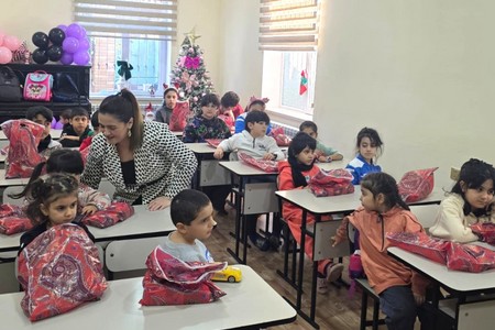 Qadın vəkillər uşaq sığınacağında yaşayan balacaların bayram sevincini bölüşüblər