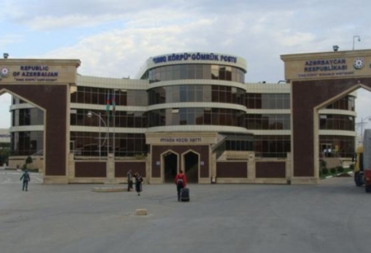 Post rəisi Gömrükdə idarə rəhbərliyinə gətirildi