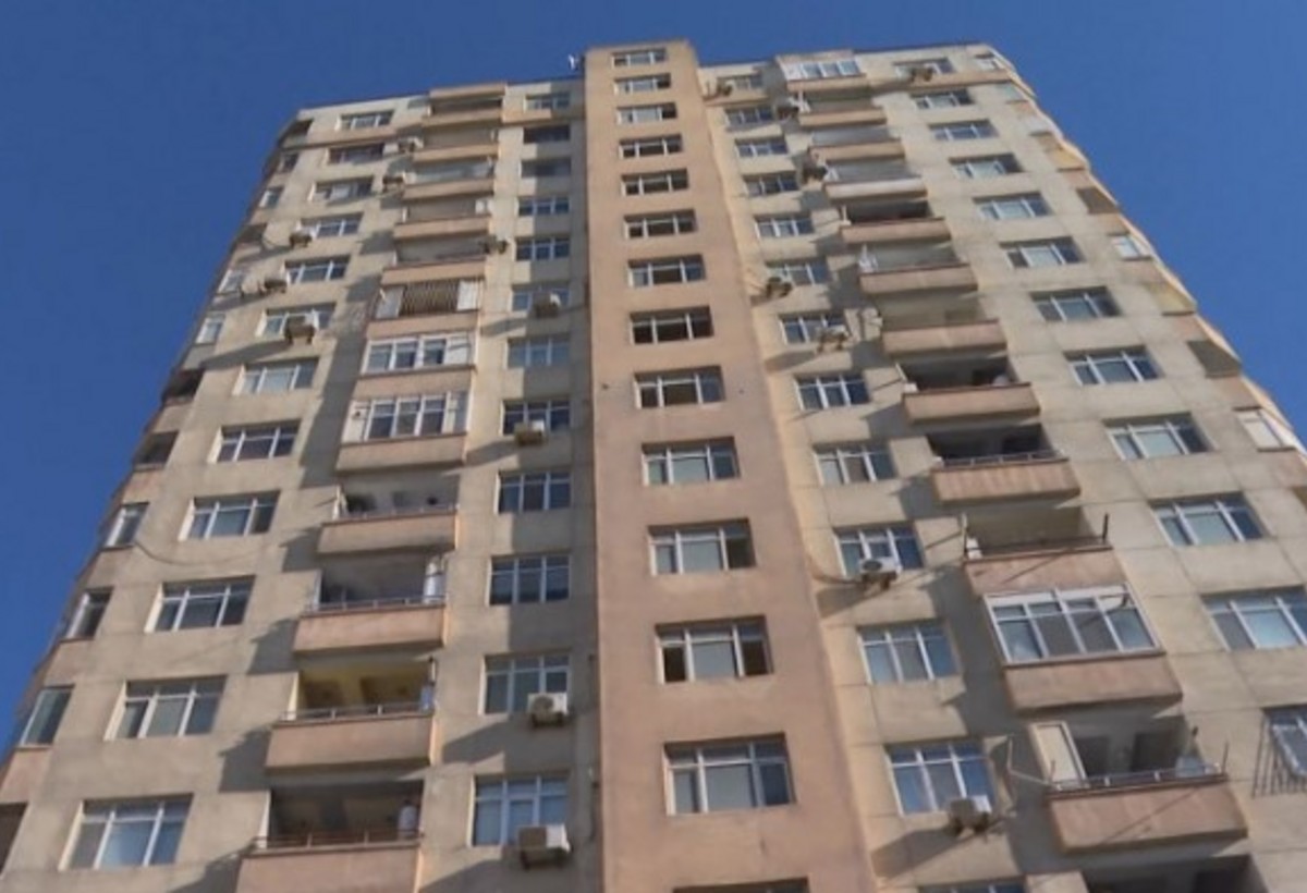 Yasamalda yanan binanın sakinləri evlərinə dönüblər - VİDEO