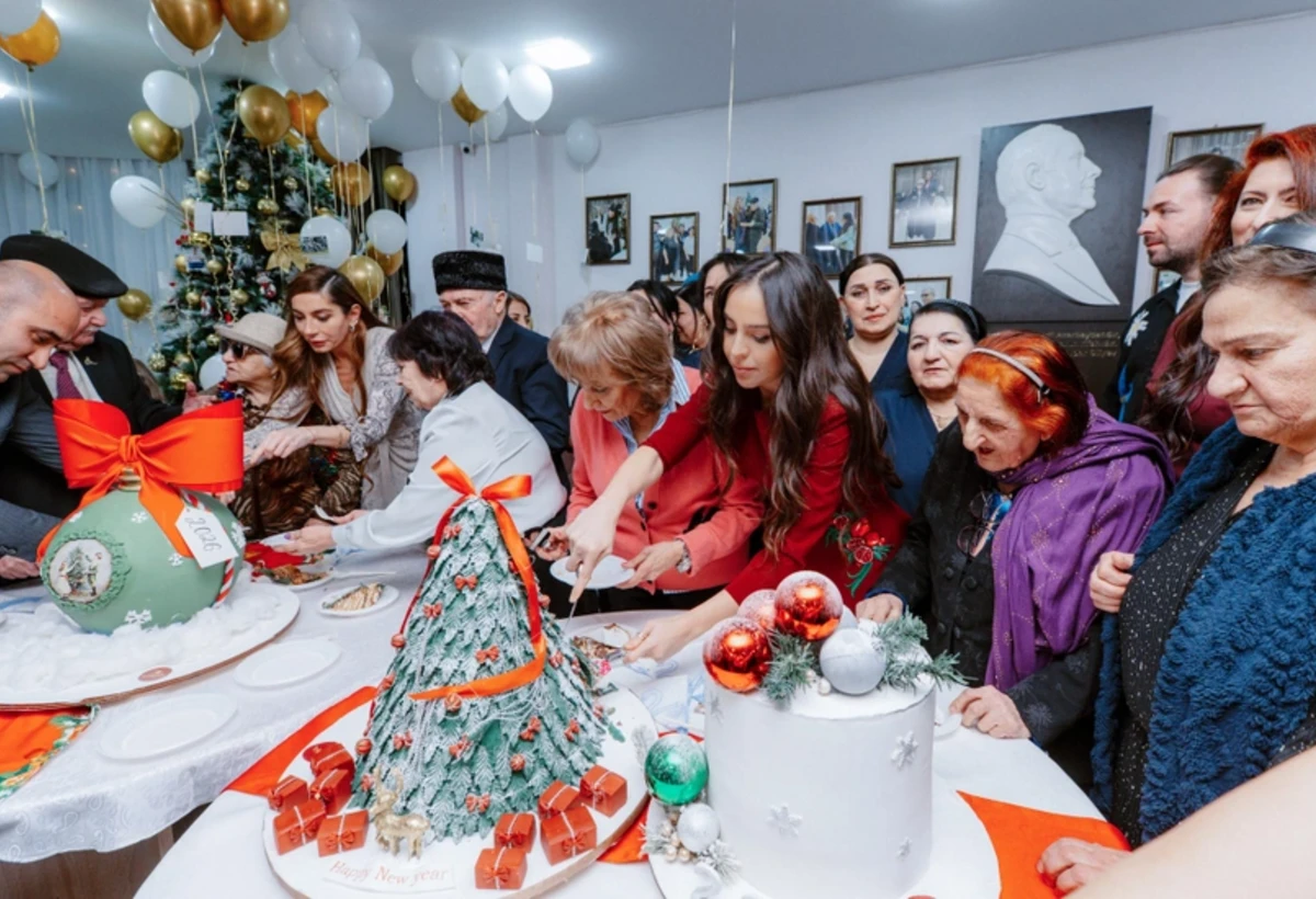 Leyla və Arzu Əliyevalar ahıl şəxslərlə Yeni il şənliyində - FOTO