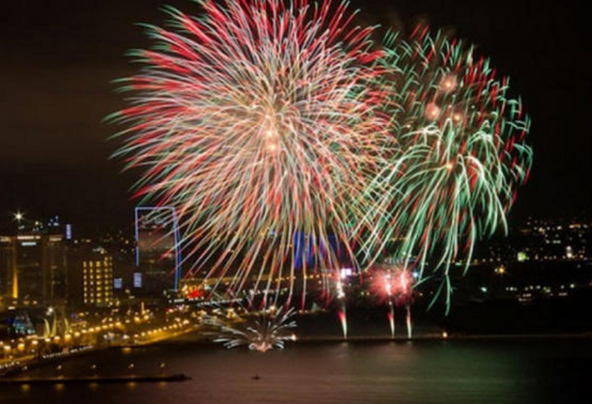 Bakıda Yeni il münasibətilə bayram atəşfəşanlığı keçirildi