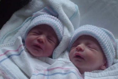 Bakıda əkizlərdən oğlan evdə, qız xəstəxanada doğuldu