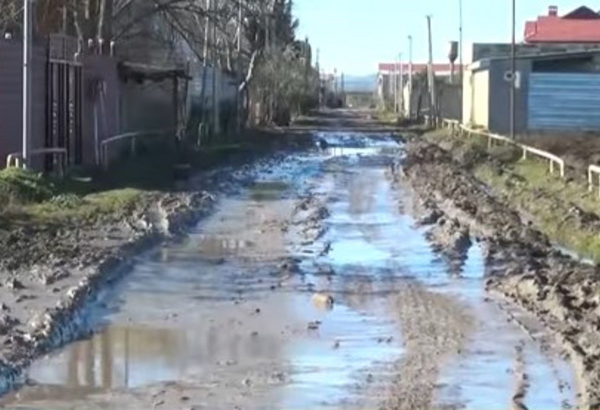 Cəlilabadın 10 min sakini olan kəndində palçıq dizə çıxır - VİDEO