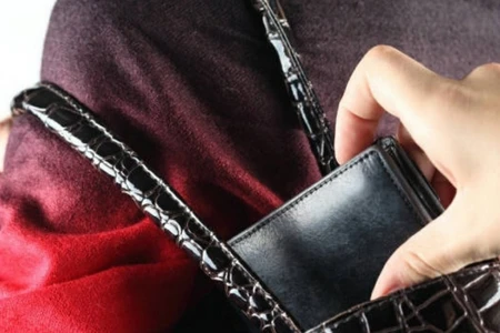 Bakıda ahıl qadına kömək etmək adı ilə taladılar