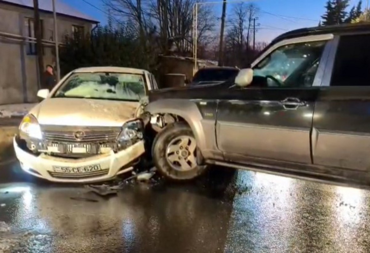 Şəkidə avtomobillər toqquşub