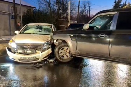 Şəkidə avtomobillər toqquşub