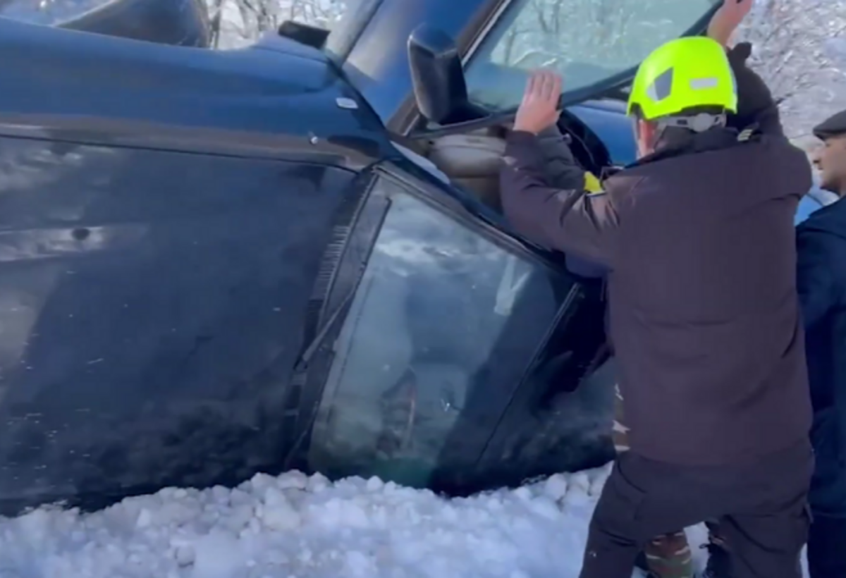Qarlı yolda aşan maşından belə xilas edildilər - VİDEO