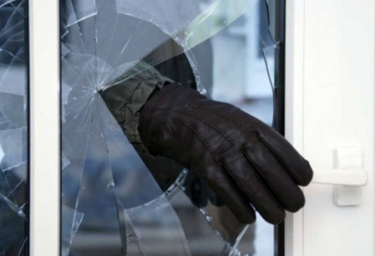 Bayram gecəsi mağazanı talayıb 17 telefon oğurlayanlar saxlanılıb