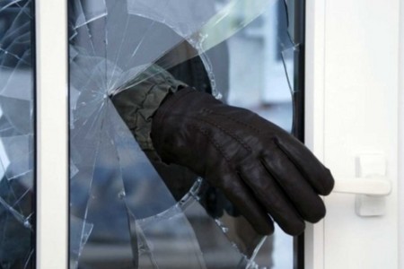 Bayram gecəsi mağazanı talayıb 17 telefon oğurlayanlar saxlanılıb