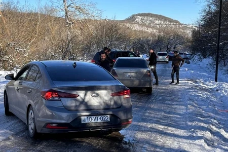 Şamaxı yolu buza görə baglandı - FOTO