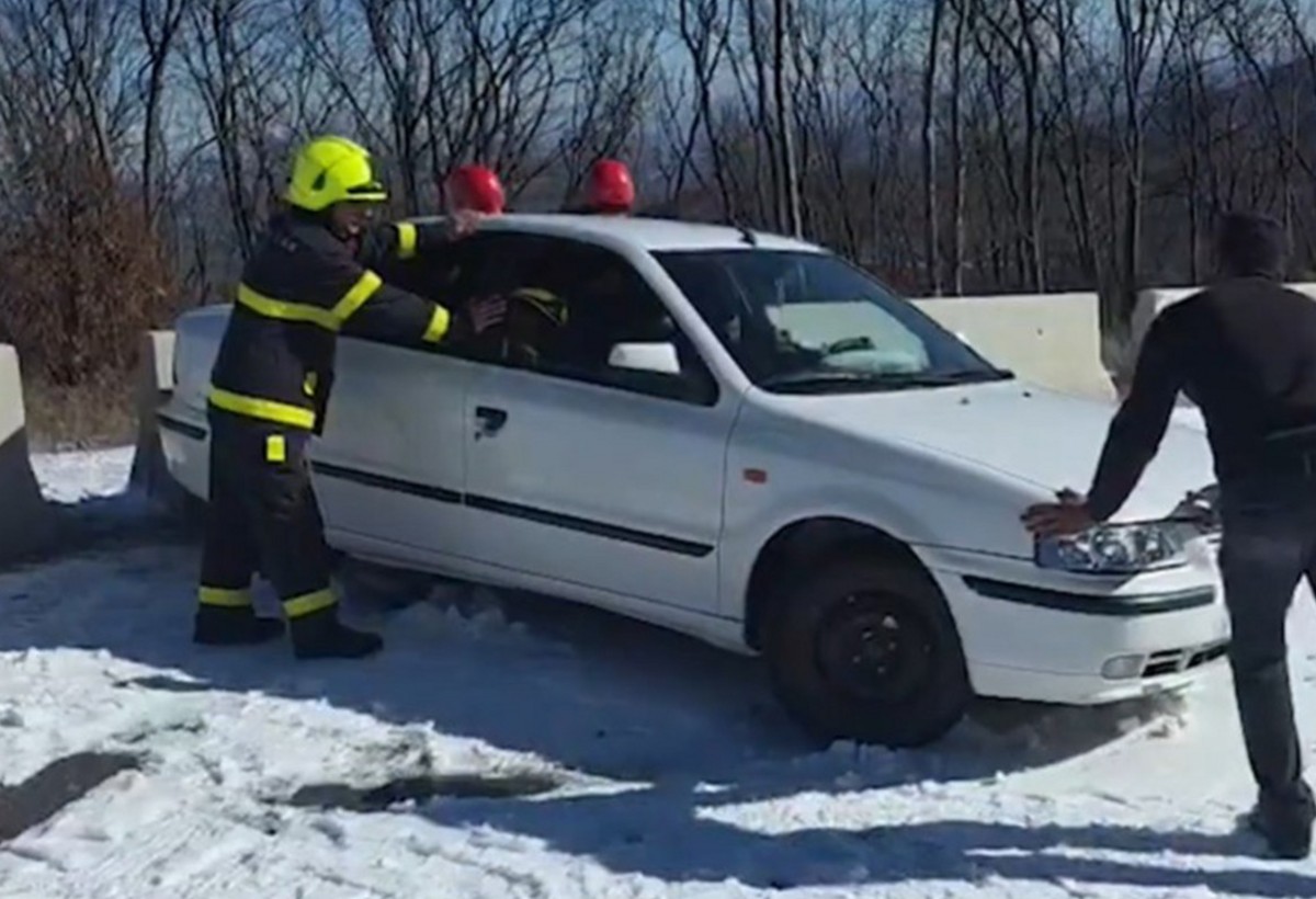 Xocalıda yolda avtomobildə qalan vətəndaşlara köməklik göstərilib - VİDEO