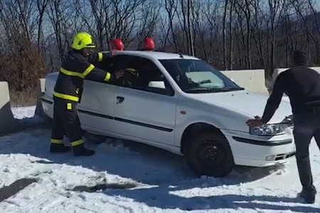 Xocalıda yolda avtomobildə qalan vətəndaşlara köməklik göstərilib - VİDEO