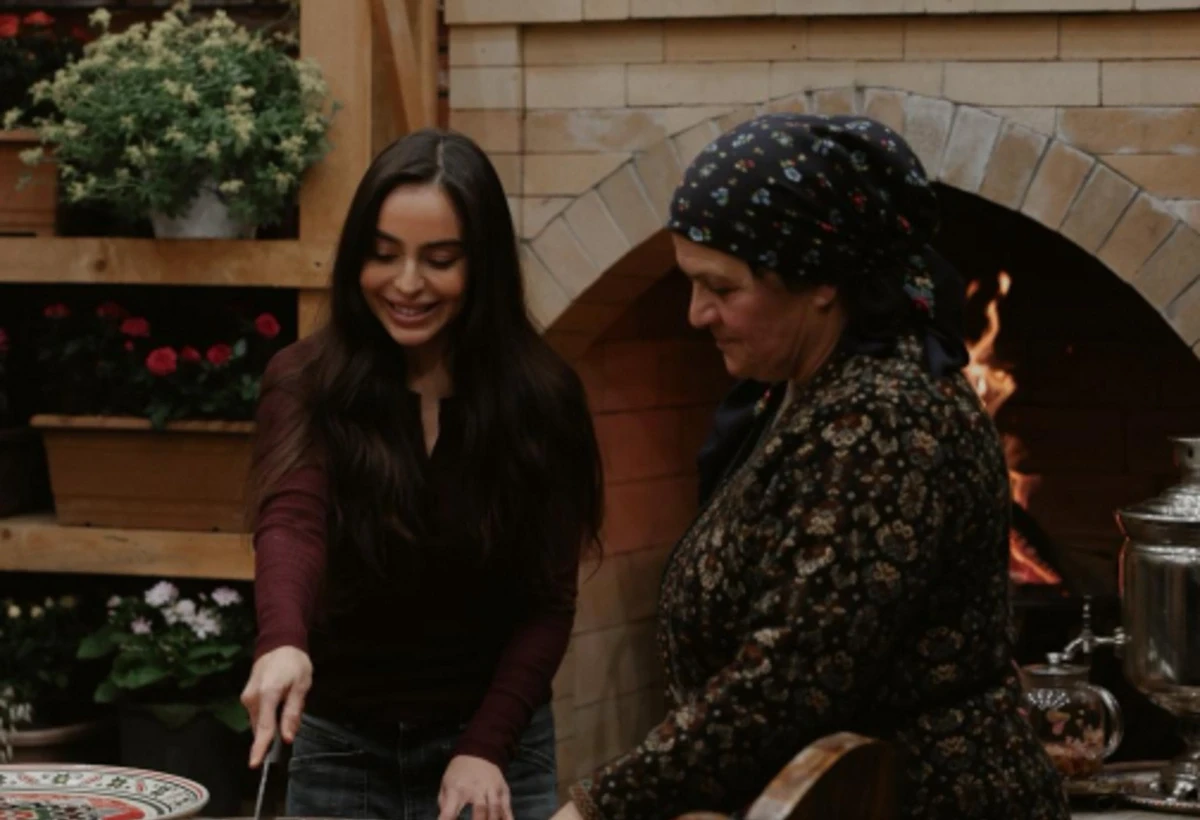 Leyla Əliyeva dünyaya məşhurlaşan kənd ailəsinin ÇƏKİLİŞİNDƏ - VİDEO