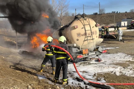 Neft Baza Sahəsinin həyətində avtomobildə PARTLAYIŞ: Bir gənc ölüb - VİDEO