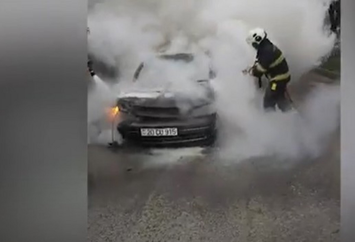 Bakıda yanan Opel belə söndürüldü - VİDEO