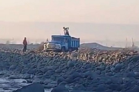 Balakənçaydan qanunsuz qum-çınqıl daşıyanlara protokol yazıldı