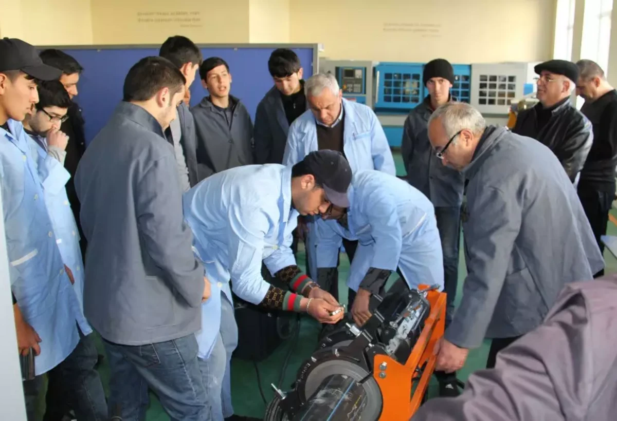 Tibb məntəqəsiz peşə məktəbləri: Şagirdlərin sağlamlığı RİSK ALTINDA - ARAŞDIRMA