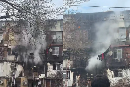 Bakıda yataqxanada YANĞIN: 3 nəfər xilas edildi - VİDEO