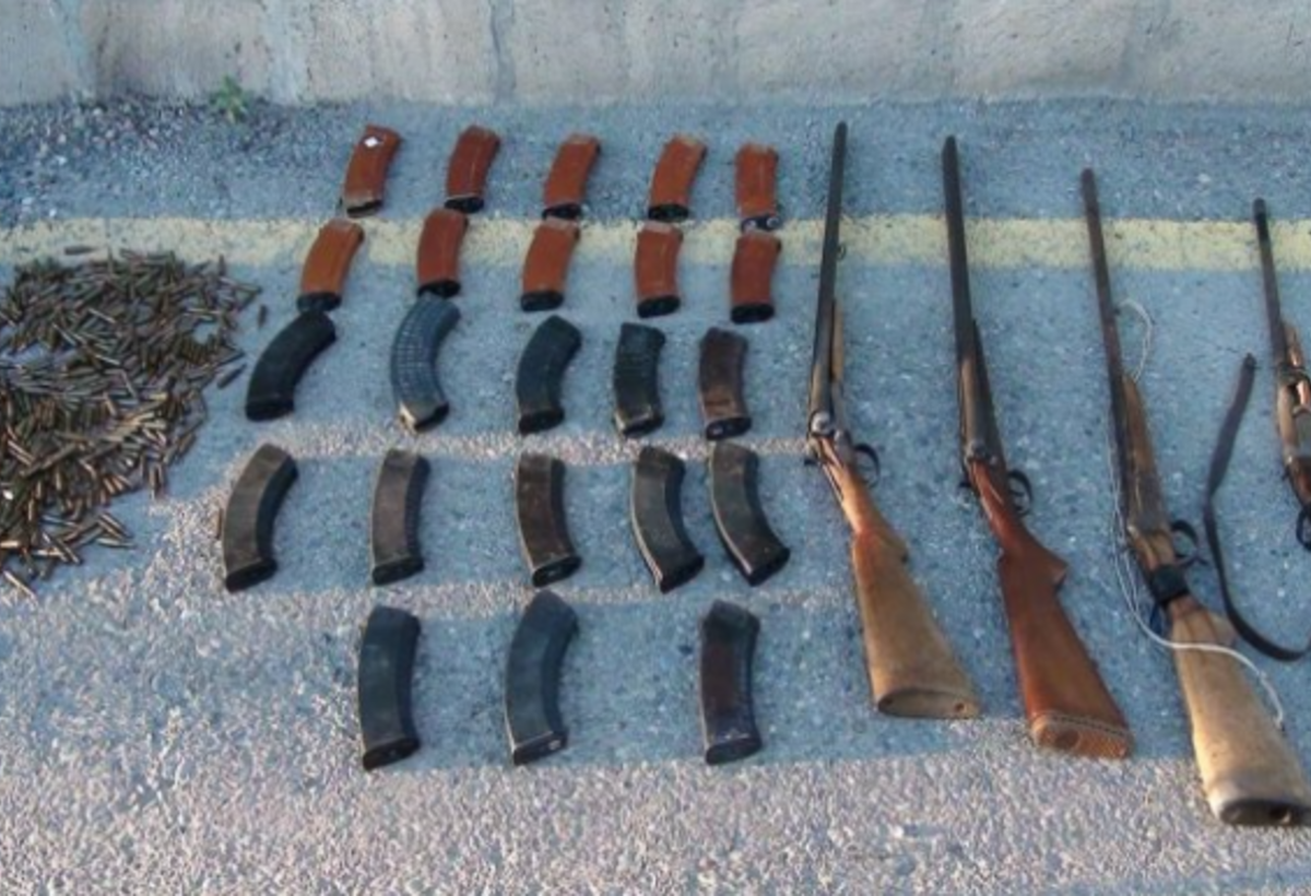 Polis 9 avtomat silahı, 20 tüfəng aşkarladı