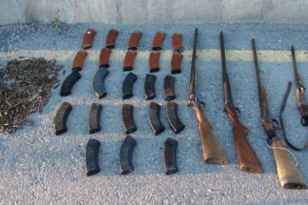 Polis 9 avtomat silahı, 20 tüfəng aşkarladı