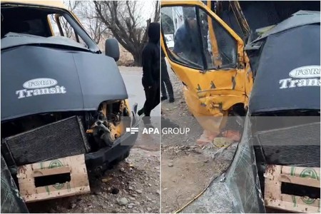 Yük maşını idarəetmədən çıxaraq ağaca çırpılıb