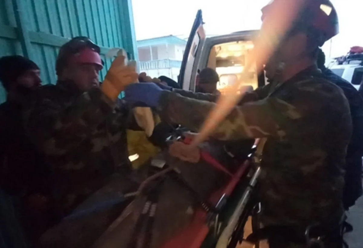 Sexdə 6 metr dərinlikdə qurğunun içinə düşdü