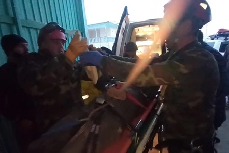 Sexdə 6 metr dərinlikdə qurğunun içinə düşdü