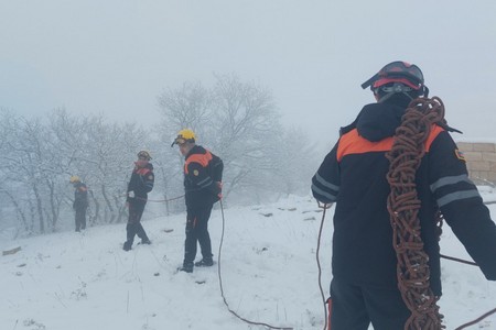 FHN qarlı havada meşədə təlim keçirdi - FOTO