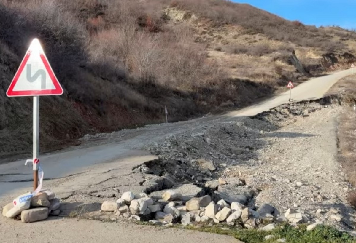 Şamaxıda 6 il əvvəl salınmış yol yenə dağılıb