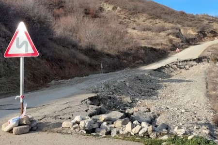 Şamaxıda 6 il əvvəl salınmış yol yenə dağılıb