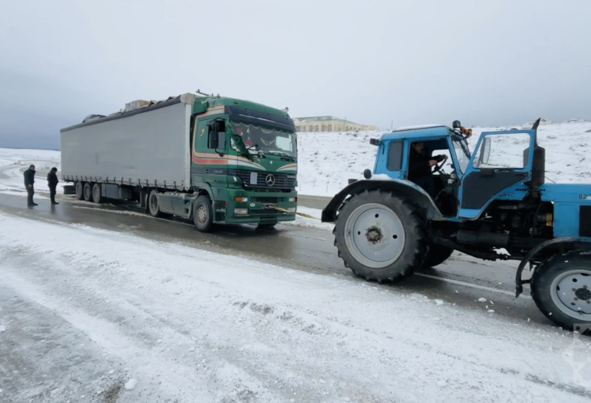 Qarlı havada Bakı - Şamaxı yolundaki faktiki vəziyyət - FOTO