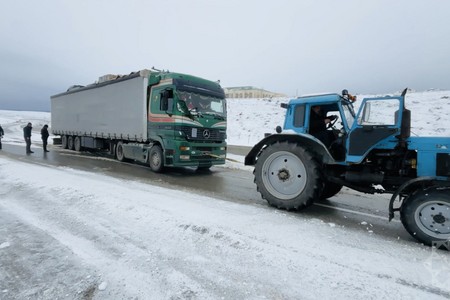 Qarlı havada Bakı - Şamaxı yolundaki faktiki vəziyyət - FOTO